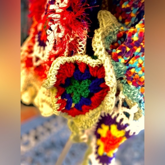 HANDMADE FREE FORM CROCHETED CAPE - Picture 15 of 15